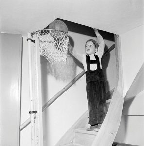 En liten pojke spelar basket. FOTOGRAF: Lantz, Gunnar