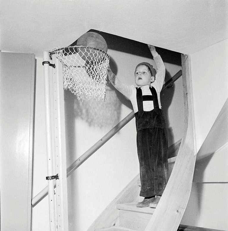 En liten pojke spelar basket. FOTOGRAF: Lantz, Gunnar